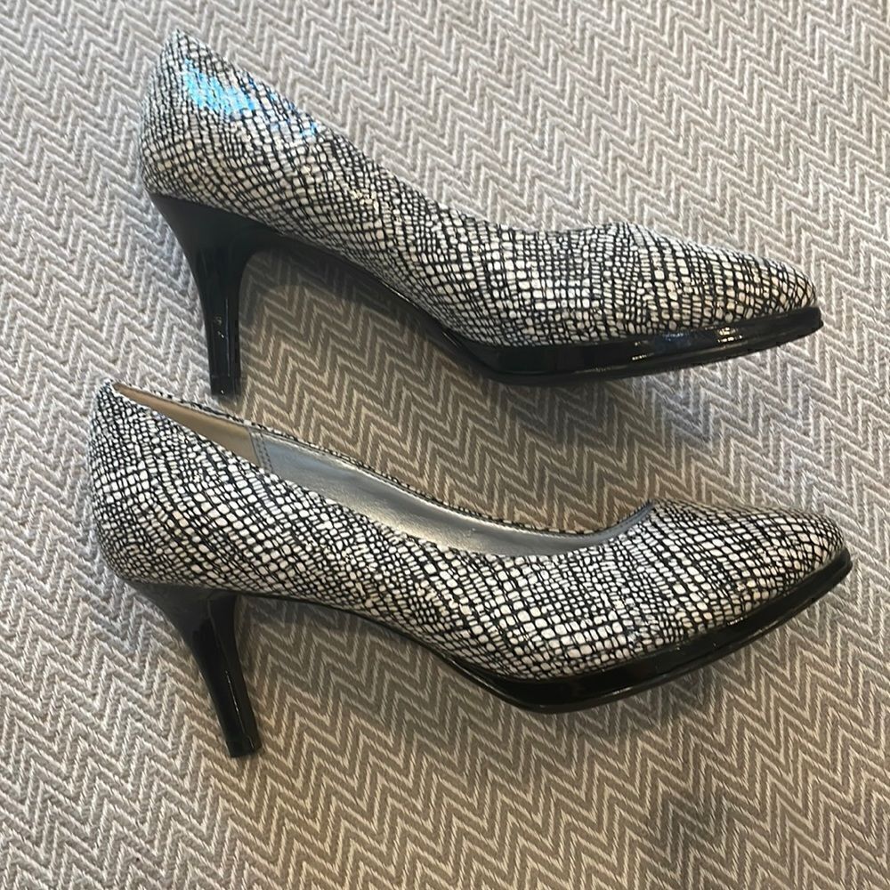 Kelly & Katie Delaney Crosshatch Design Pump Heels Size 6 1/2
